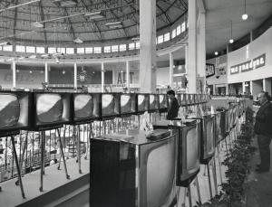 Fiera di Milano - Campionaria 1960 - Padiglione elettronica, radio, televisione, illuminazione e lampadari - Interno