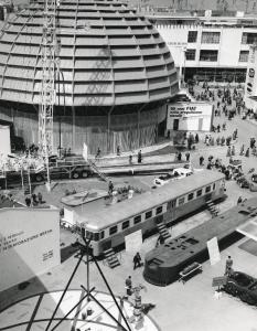 Fiera di Milano - Campionaria 1960 - Area espositiva all'aperto della Breda e padiglione della Fiat