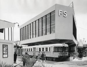 Fiera di Milano - Campionaria 1960 - Padiglione delle Ferrovie dello Stato - Veduta esterna
