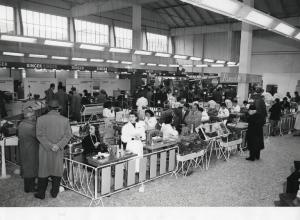 Fiera di Milano - Campionaria 1958 - Padiglione del Salone delle macchine per cucire - Interno