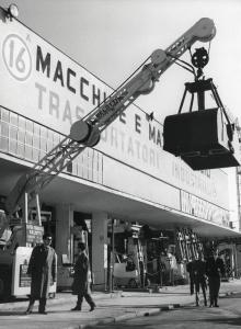 Fiera di Milano - Campionaria 1958 - Padiglione macchine e materiali per l'edilizia, trasportatori industriali - Veduta esterna