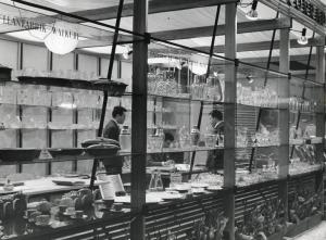 Fiera di Milano - Campionaria 1958 - Padiglione impianti e attrezzature per bar e negozi, ceramiche, cristallerie e casalinghi - Interno
