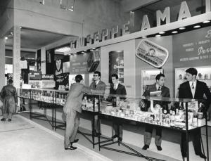Fiera di Milano - Campionaria 1959 - Padiglione prodotti dolciari, prodotti della lavorazione della carne e dell'industria conserviera - Interno