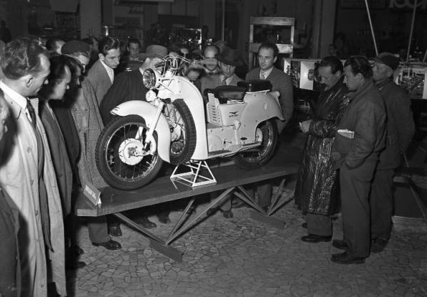 Fiera di Milano - Campionaria 1950 - Moto Guzzi - Galletto 150 cc.