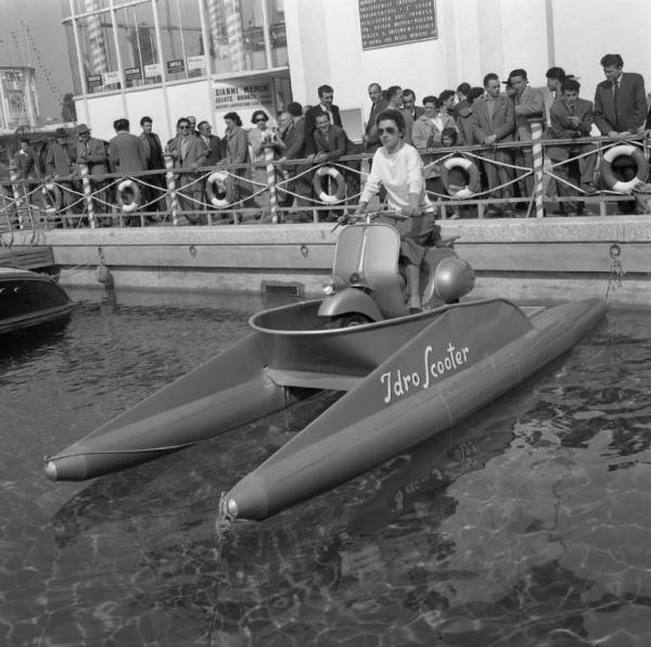 Fiera di Milano - Campionaria 1952 - Darsena per il salone della nautica nel piazzale milano - Idroscooter