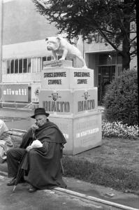 Fiera di Milano - Campionaria 1950 - Pubblicità Rialto Strisce Gommate - Visitatore