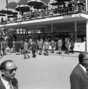 Fiera di Milano - Campionaria 1952 - Bar Motta - Visitatori