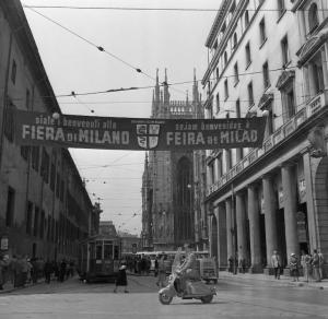 Milano - 1952 - Striscione pubblicitario della Fiera di Milano - Via dell'Arcivescovado