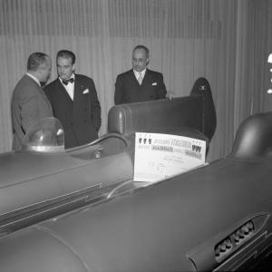 Fiera di Milano - Campionaria 1952 - Visita del principe Ranieri III di Monaco - Stand Maserati