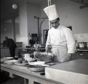 VI sezione Ernesto Breda - Brescia - Via Lunga - Stabilimento industriale - Interno - Cucine della sala mensa - Cuoco al lavoro