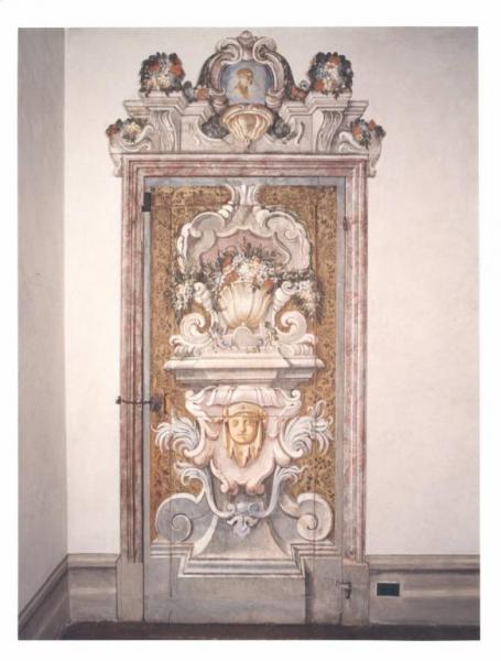Motivi decorativi architettonici con fiori e con busto maschile