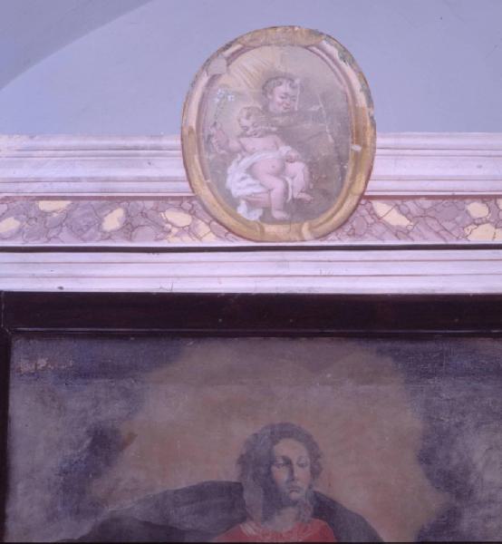 Cornice a finto marmo con al centro medaglione raffigurante S. Antonio da Padova