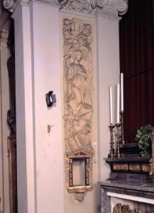 Angelo in preghiera e angioletti sorreggenti simboli e oggetti liturgici