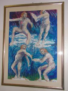 Quattro figure maschili in movimento su fondo azzurro