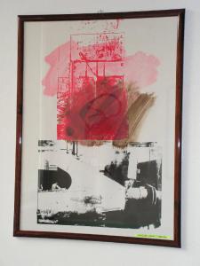 Composizione astratta con rielaborazione d'immagine in bianco e nero con grande pennellata rossa