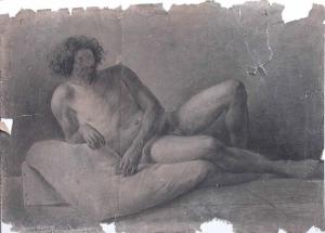 Figura maschile nuda seduta su un grande cuscino