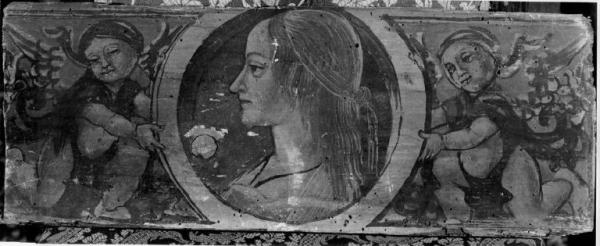 Busto di donna rivolta verso sinistra all'interno di un medaglione sorretto da due geni alati