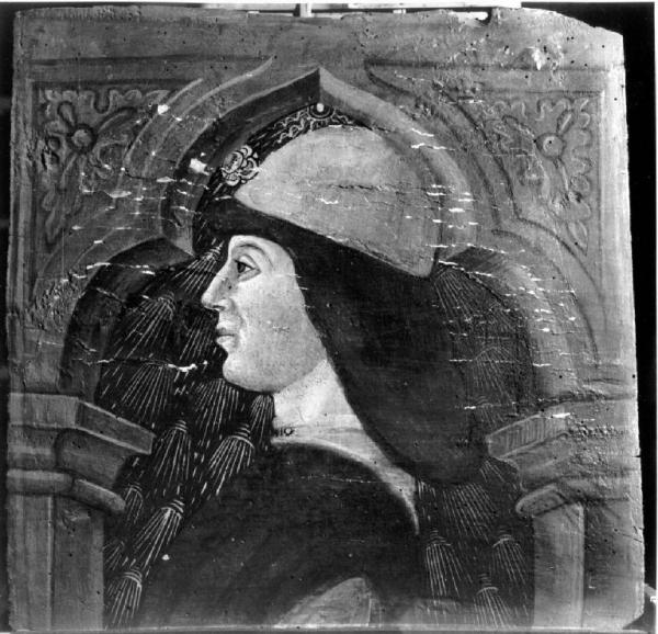 Busto maschile rivolto verso sinistra con berretta rossa