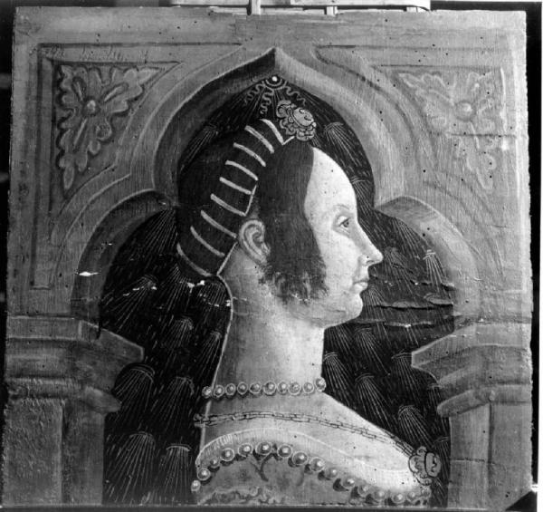 Busto femminile rivolto verso destra con collana di perle e catena d'oro con pendente