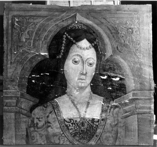Busto femminile ritratto frontalmente con catena, pendente a vestito con scollatura arrotondata