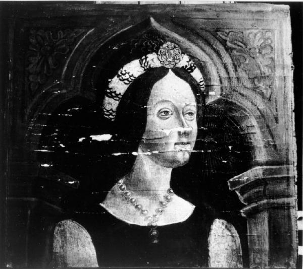 Busto femminile ritratto di scorcio verso destra con collana di perle; capelli raccolti intorno al capo con perle e fascia imbottita
