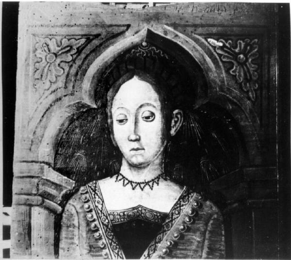 Busto femminile ritratto frontalmente con collana e abito con scollatura a punta