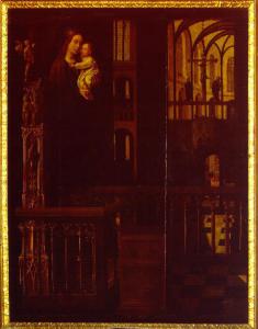 Madonna col Bambino su di un piedestallo entro la navata di una chiesa gotica