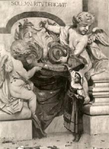 Figura di bambina in costume ciociaro presso una fontana
