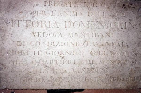 Lapide funeraria che ricorda una Vittoria Domenichini ved. Mantovani, m. il 9 giugno 1848