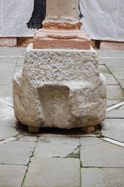 Pietra romana utilizzata come base per la Colonna di San Longino