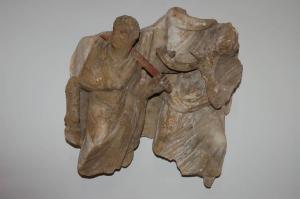 Pezzo d'alabastro di Volterra. Frammento di trionfo romano composto di due figure