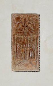 Mattone (sic) completo con crocefisso e santi a bassorilevo