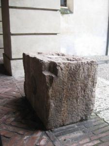 Pietra romana trovata in via Agnello con l'iscrizione ERCULI . AUG.
