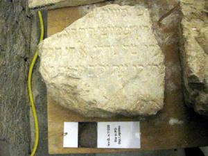 Frammento di stele funeraria ebraica.
