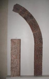 Ornato di finestrone gotico in terracotta (12 pezzi)