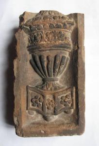 Frammento in terracotta con impresso uno dei Sacri Vasi (manca la parte superiore)