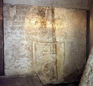 Iscrizione gotica con stemma