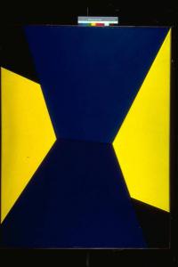 Opera costituita da due pentagoni blu, due trapezi gialli e altri due trapezi neri