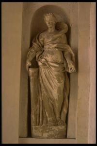 Figura femminile con pilastro e protome di ariete