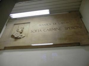 Epigrafe dedicatoria con ritratto della benefattrice Sofia Speroni Carmine
