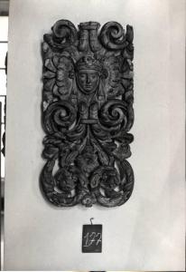 Frammento di decorazione con emblema di Maria