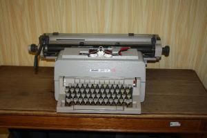 Macchina per scrivere Olivetti Linea 98 - macchina per scrivere - tecnologia
