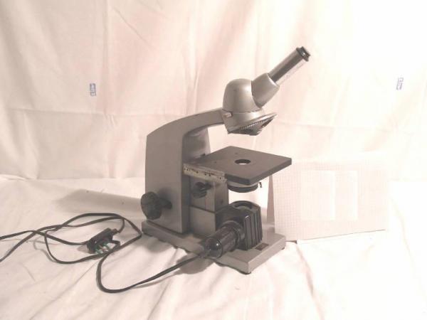 3210002 - microscopio monoculare con quattro obiettivi