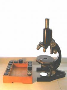 N. 29207 - microscopio monoculare a quattro obiettivi