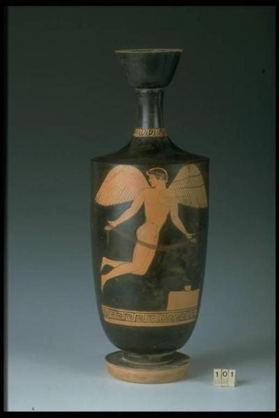 Eros in volo con benda nella mani. Decorazione accessoria: kyma sul collo, fascia a meandro sotto la scena figurata.
