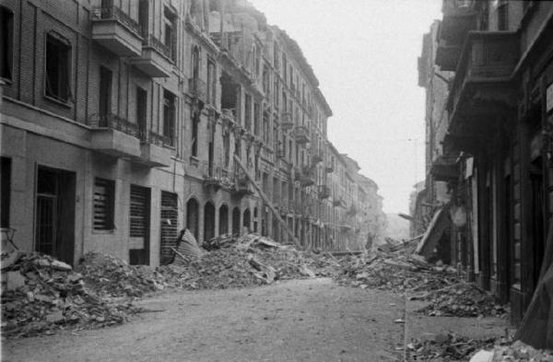 Fotografia di Federico Patellani: Milano - La città dopo il bombardamento del 12 agosto 1943, agosto 1943; Archivi dell'Immagine - Regione Lombardia