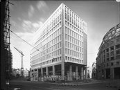 Fotografia dello Studio Sommariva: Milano - Edifici in piazza San Babila, sulla destra il palazzo del Toro 1956; Biblioteca Nazionale Braidense