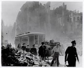 Fotografia di Publifoto: Milano - Rovine dopo i bombardamenti del 1943, 1943; Civiche Raccolte d'Arte Applicata ed Incisioni, Civico Archivio Fotografico