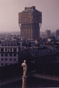 Fotografia di Fischli and Weiss: Milano - La torre Velasca e i tetti di Palazzo Reale dall'alto del Duomo, 1998; Archivio dello Spazio - Provincia di Milano
