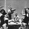Fotografia di Federico Patellani: Milano - Le ballerine del corpo di ballo di Macario sul tetto del teatro Lirico, 1946; Archivi dell
